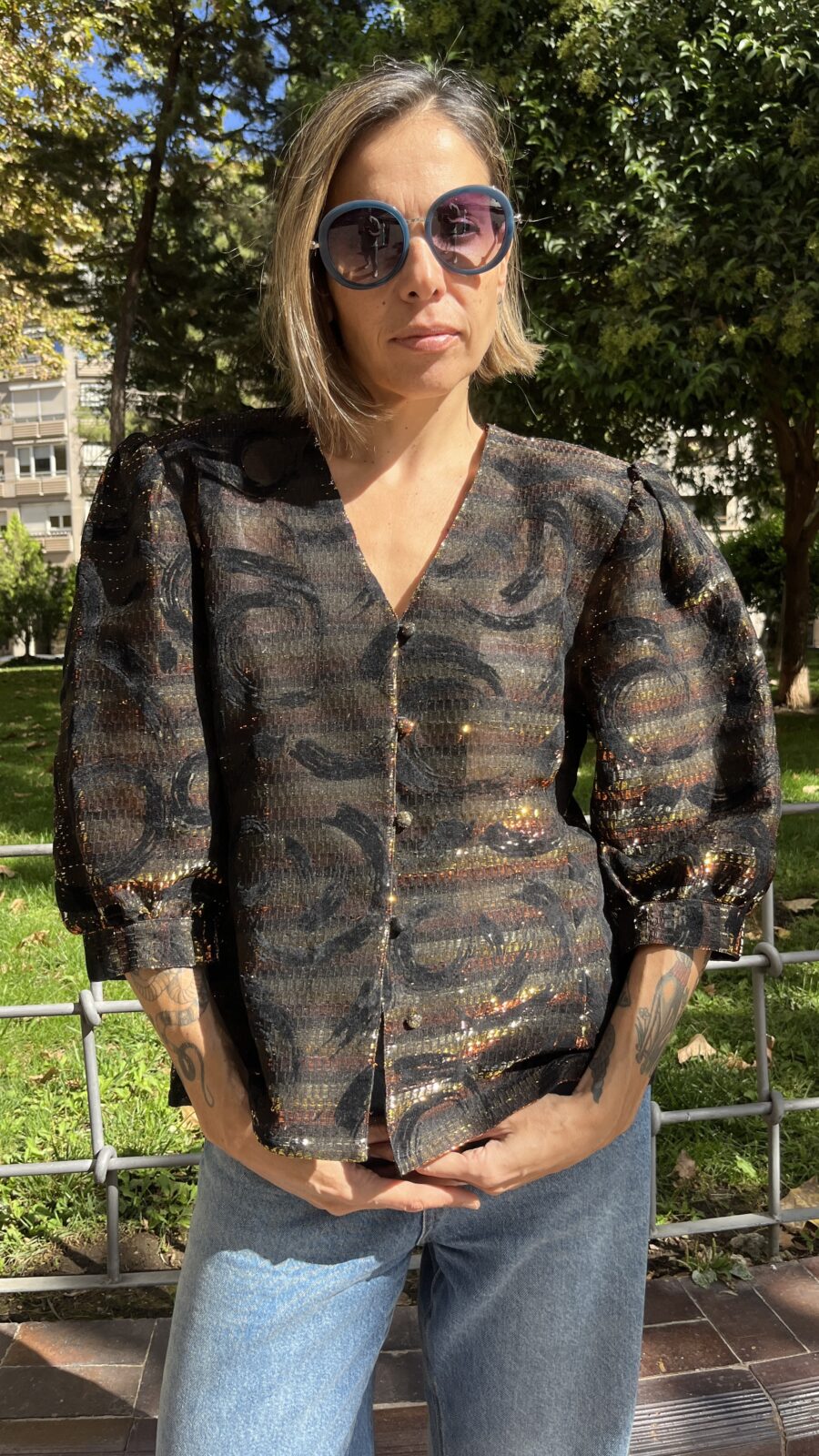 Blusa vintage años 80 en devoré negro con lúrex y manga abullonada - Imagen 15