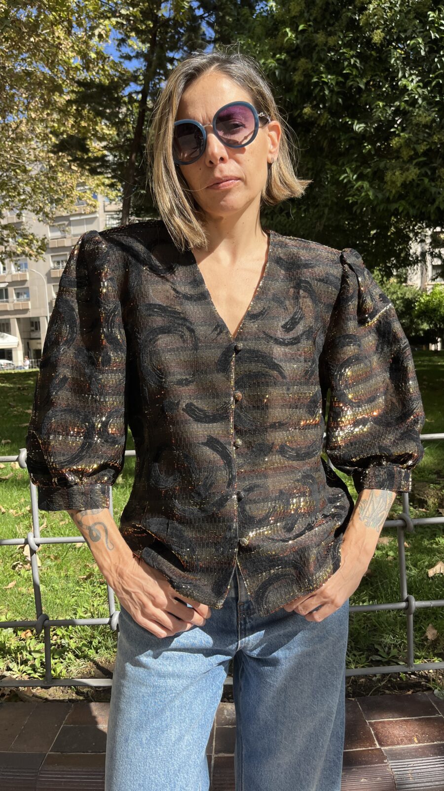 Blusa vintage años 80 en devoré negro con lúrex y manga abullonada - Imagen 14