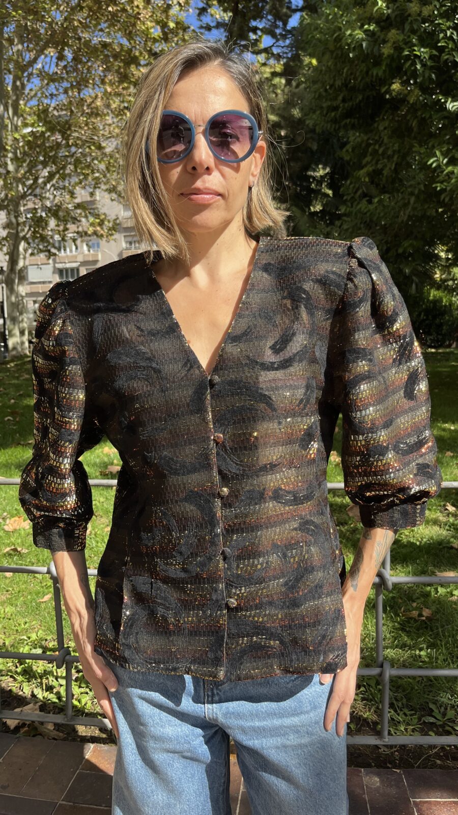 Blusa vintage años 80 en devoré negro con lúrex y manga abullonada - Imagen 13