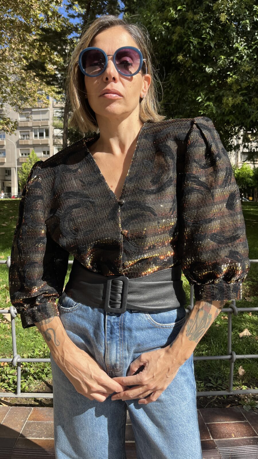 Blusa vintage años 80 en devoré negro con lúrex y manga abullonada - Imagen 12