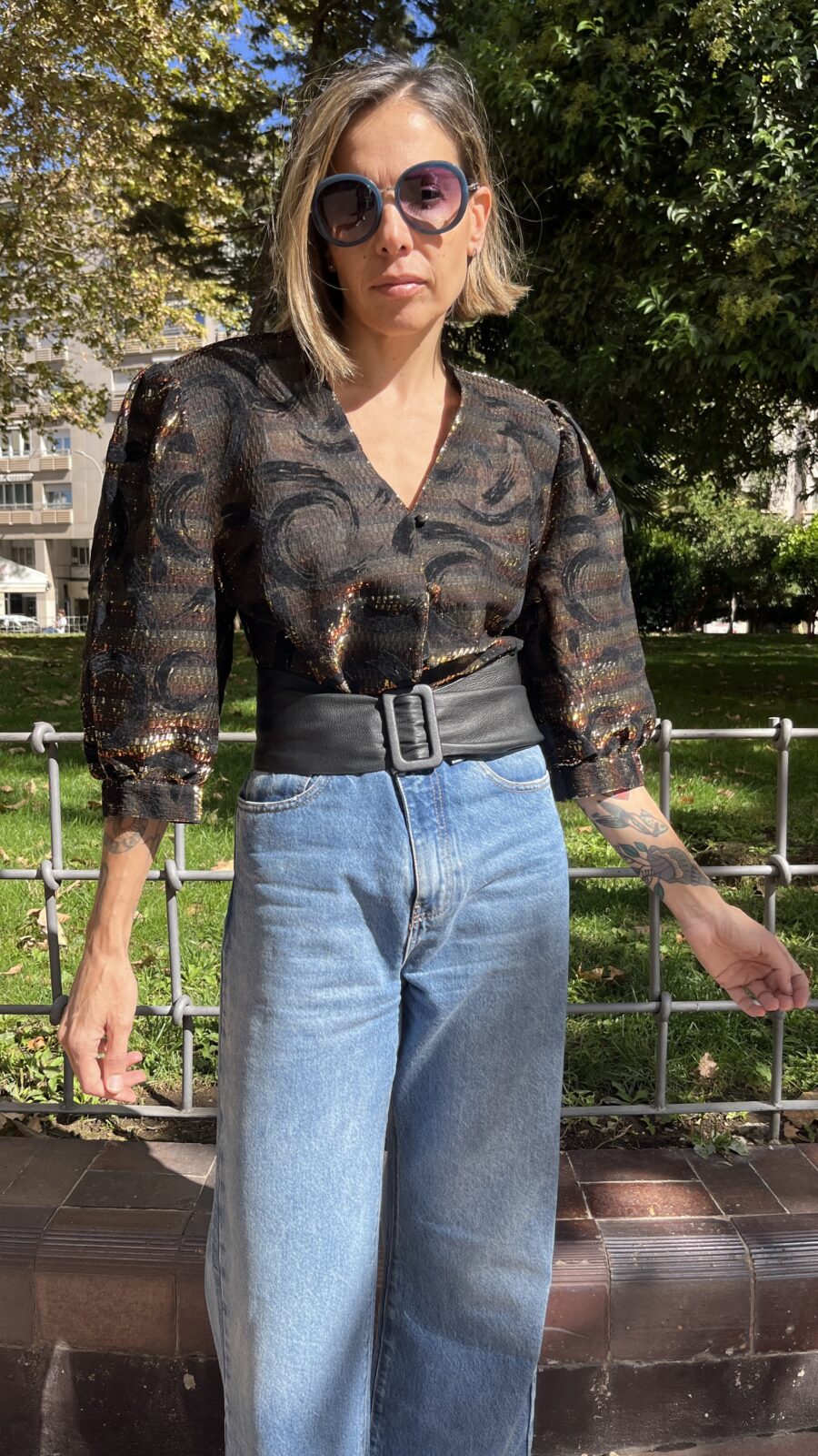 Blusa vintage años 80 en devoré negro con lúrex y manga abullonada - Imagen 11