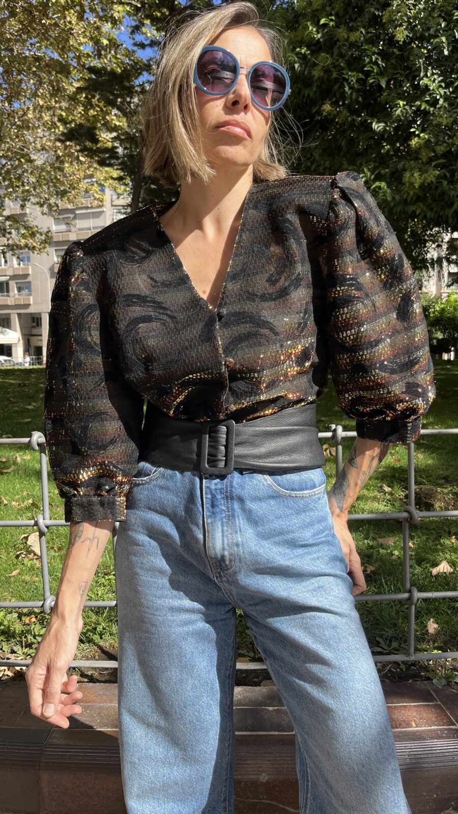 Blusa vintage años 80 en devoré negro con lúrex y manga abullonada - Imagen 10