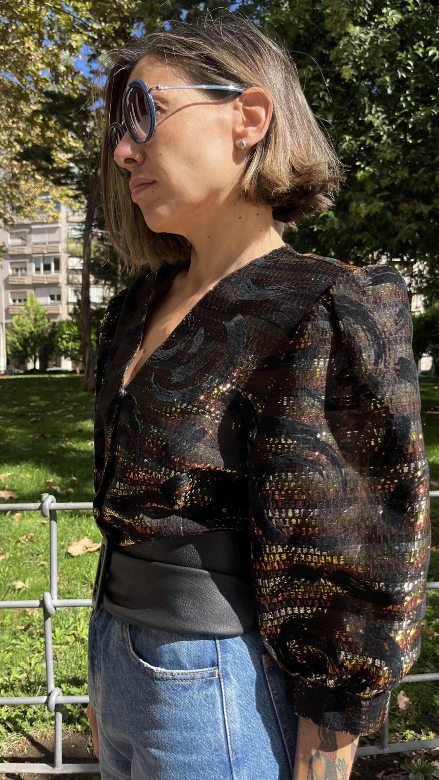 Blusa vintage años 80 en devoré negro con lúrex y manga abullonada - Imagen 9
