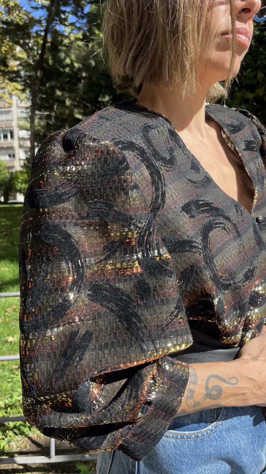 Blusa vintage años 80 en devoré negro con lúrex y manga abullonada - Imagen 2