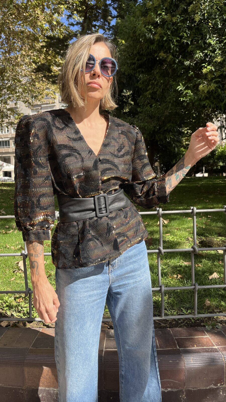 Blusa vintage años 80 en devoré negro con lúrex y manga abullonada - Imagen 8