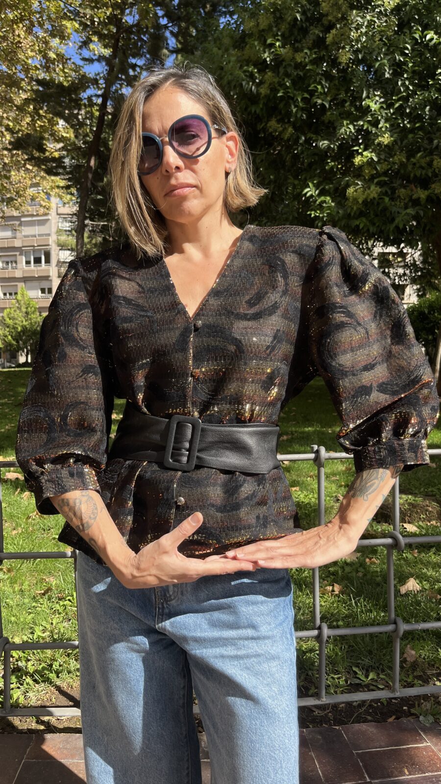 Blusa vintage años 80 en devoré negro con lúrex y manga abullonada - Imagen 7