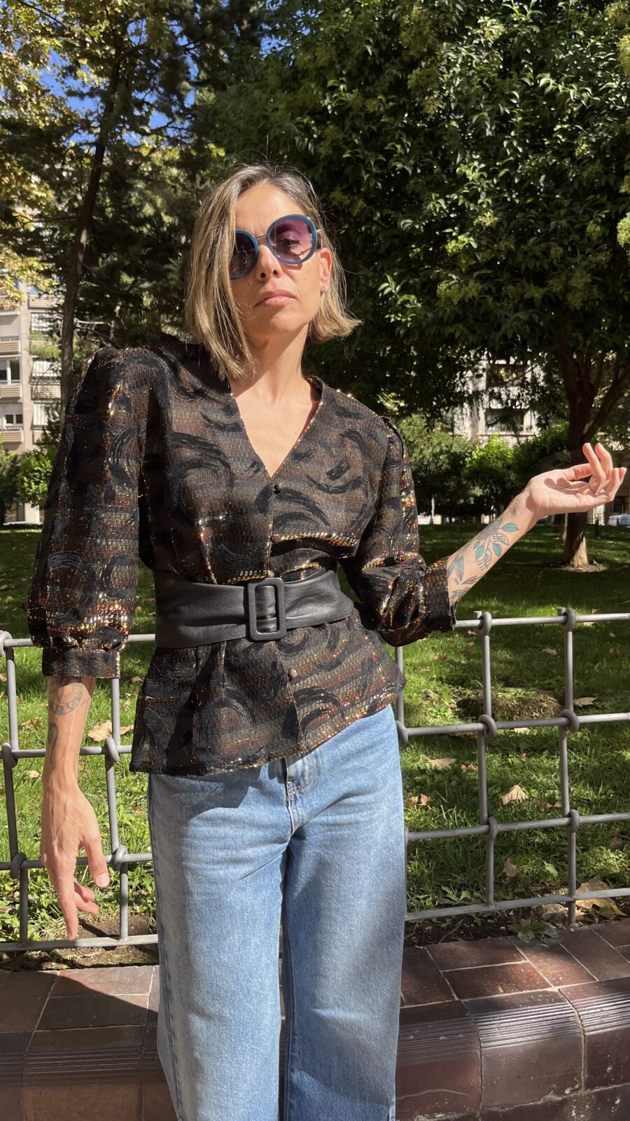 Blusa vintage años 80 en devoré negro con lúrex y manga abullonada - Imagen 6