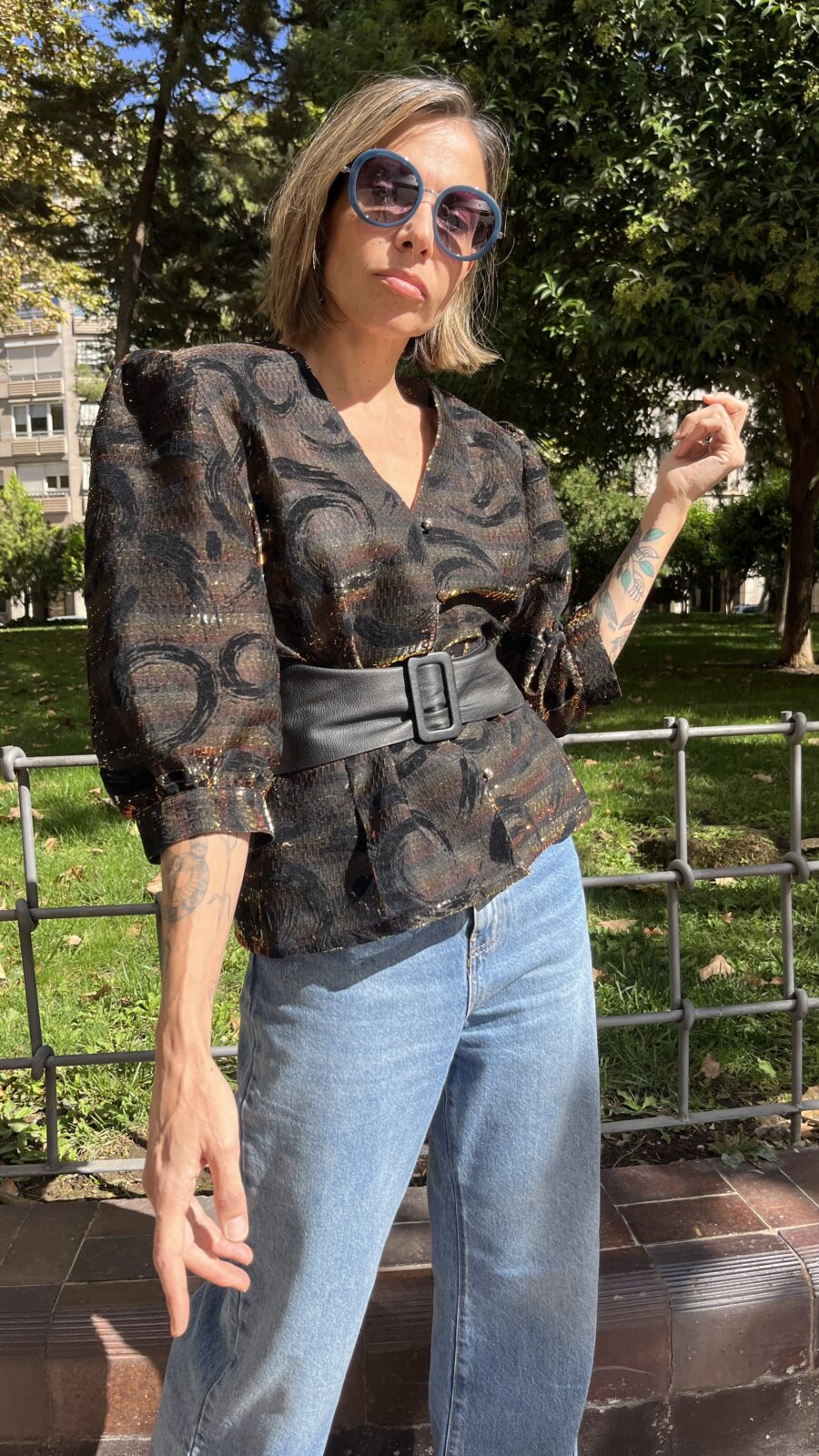 Blusa vintage años 80 en devoré negro con lúrex y manga abullonada - Imagen 3