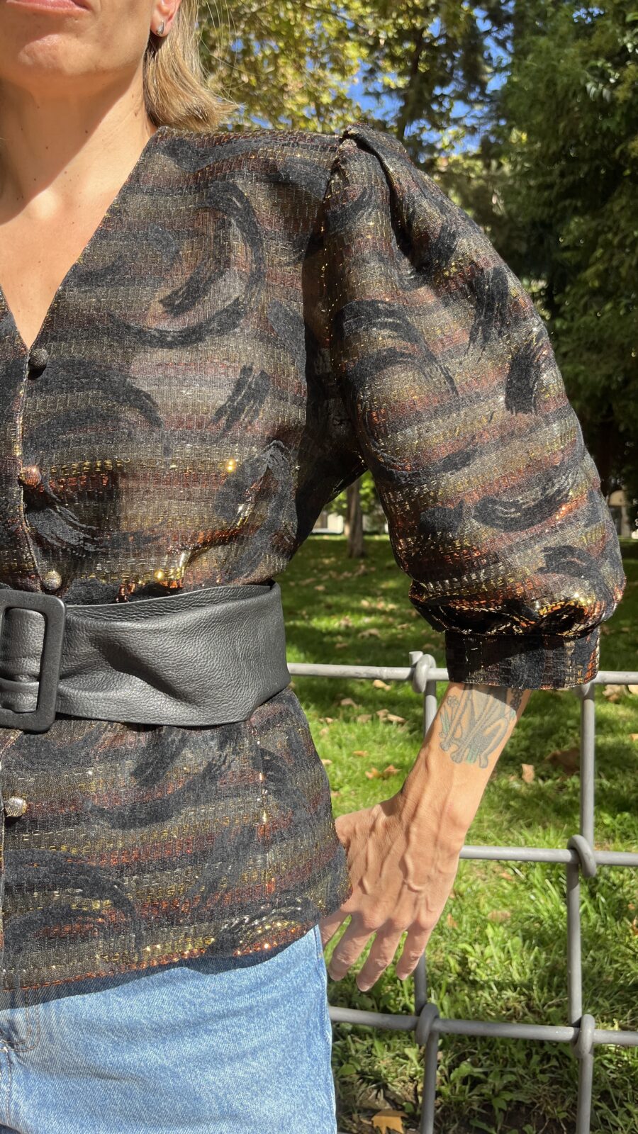 Blusa vintage años 80 en devoré negro con lúrex y manga abullonada - Imagen 4