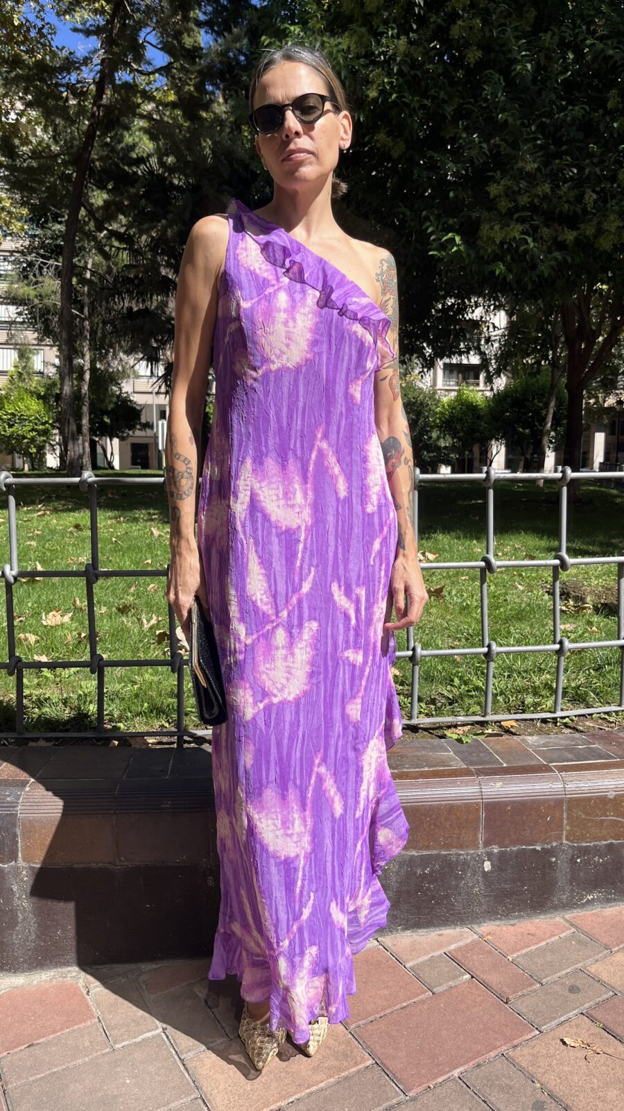 Vestido largo asimétrico en gasa plisada malva Made in Spain. Años 90 - Imagen 4