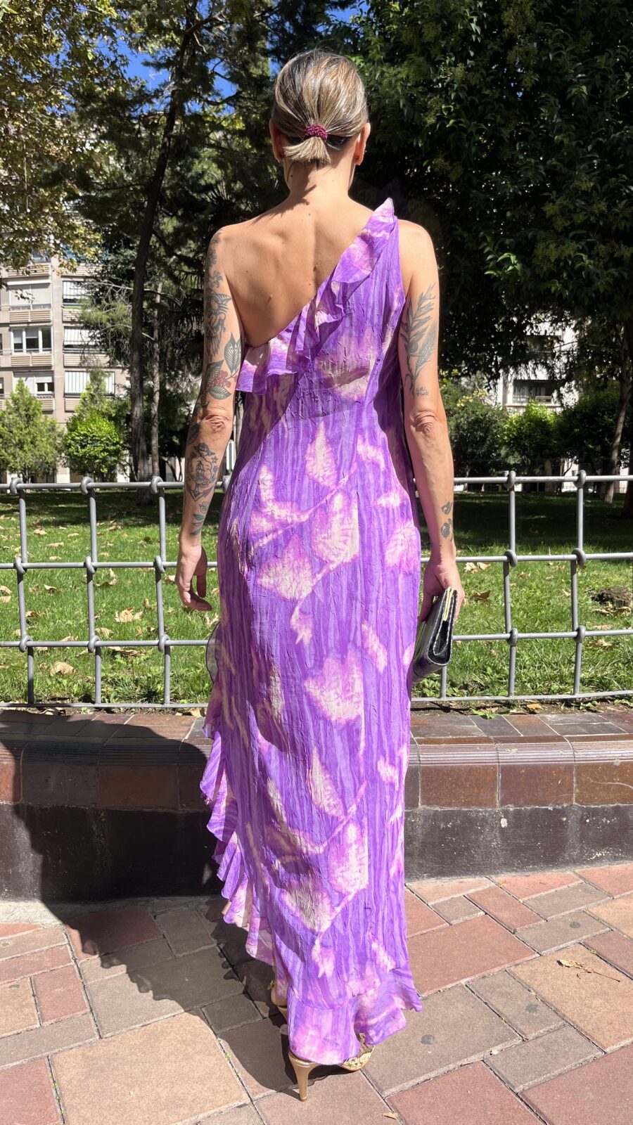 Vestido largo asimétrico en gasa plisada malva Made in Spain. Años 90 - Imagen 9