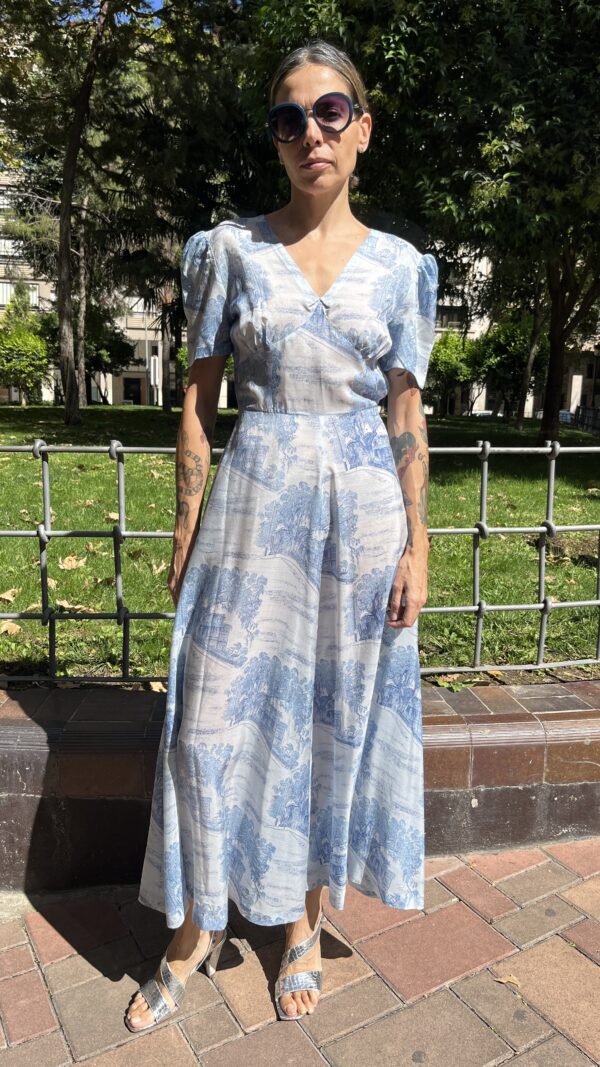 Vestido largo hecho a mano con estampado toile azul, c. finales 1970s–principios 1980s