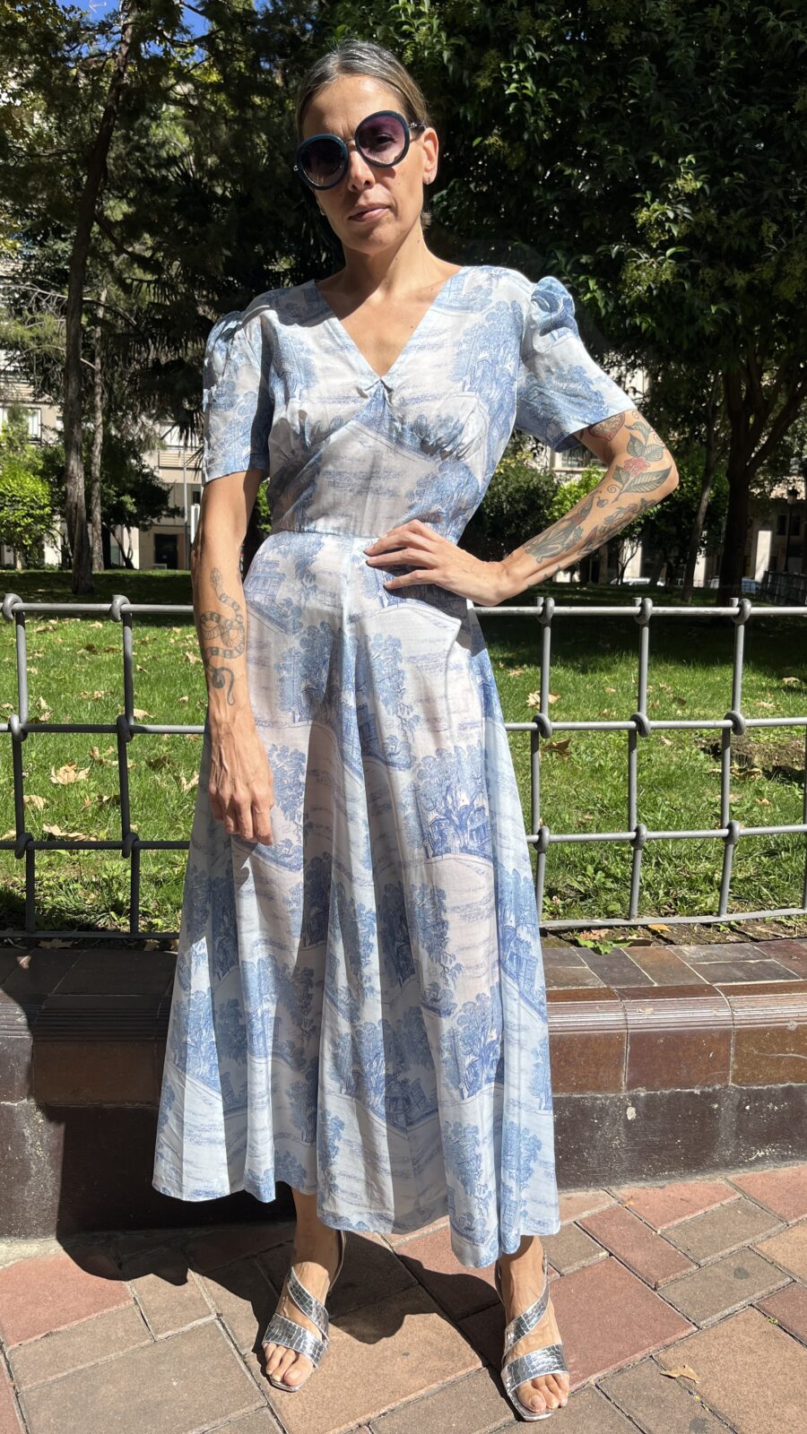 Vestido largo hecho a mano con estampado toile azul años 70 - Imagen 3