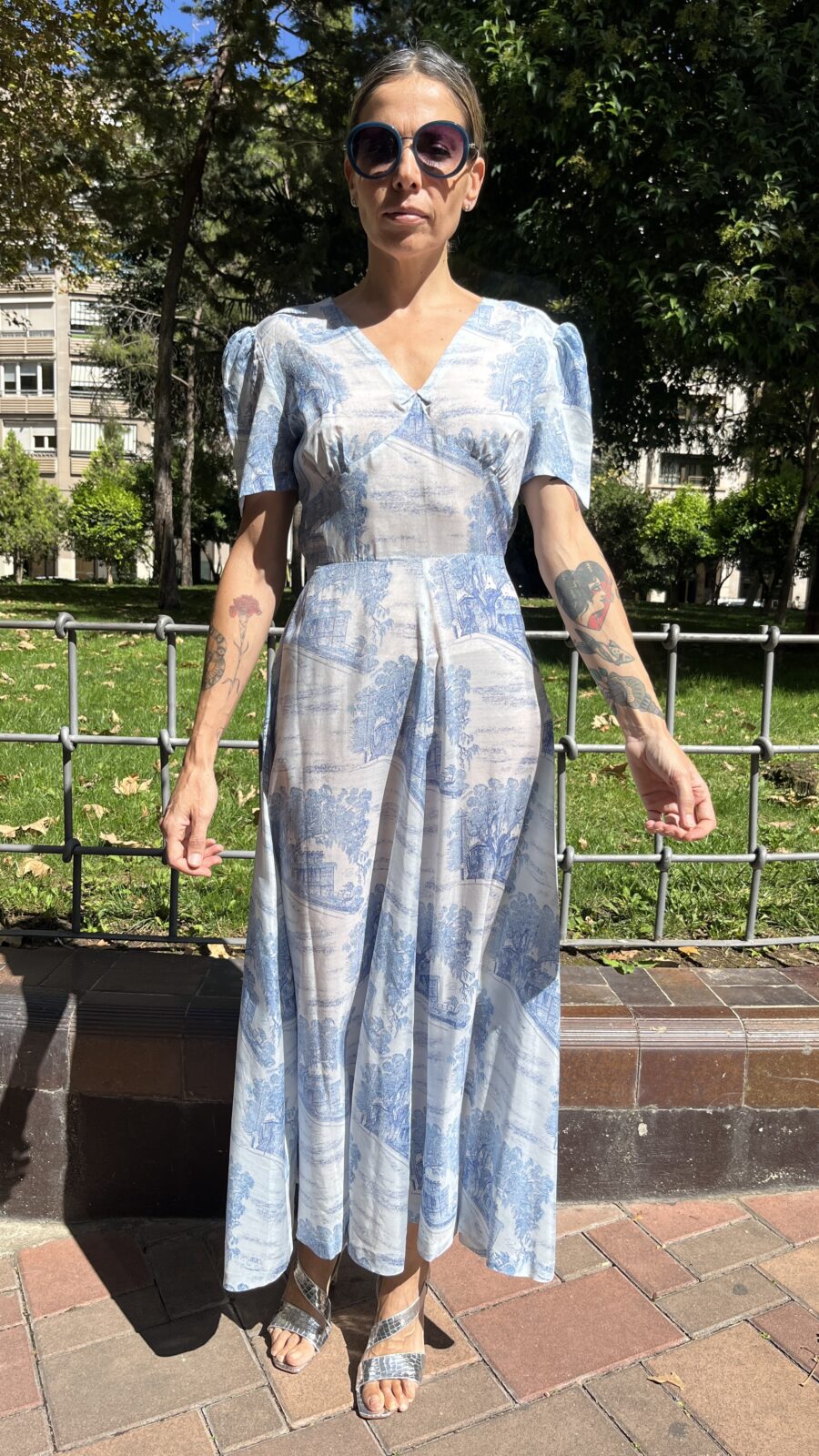 Vestido largo hecho a mano con estampado toile azul años 70 - Imagen 12