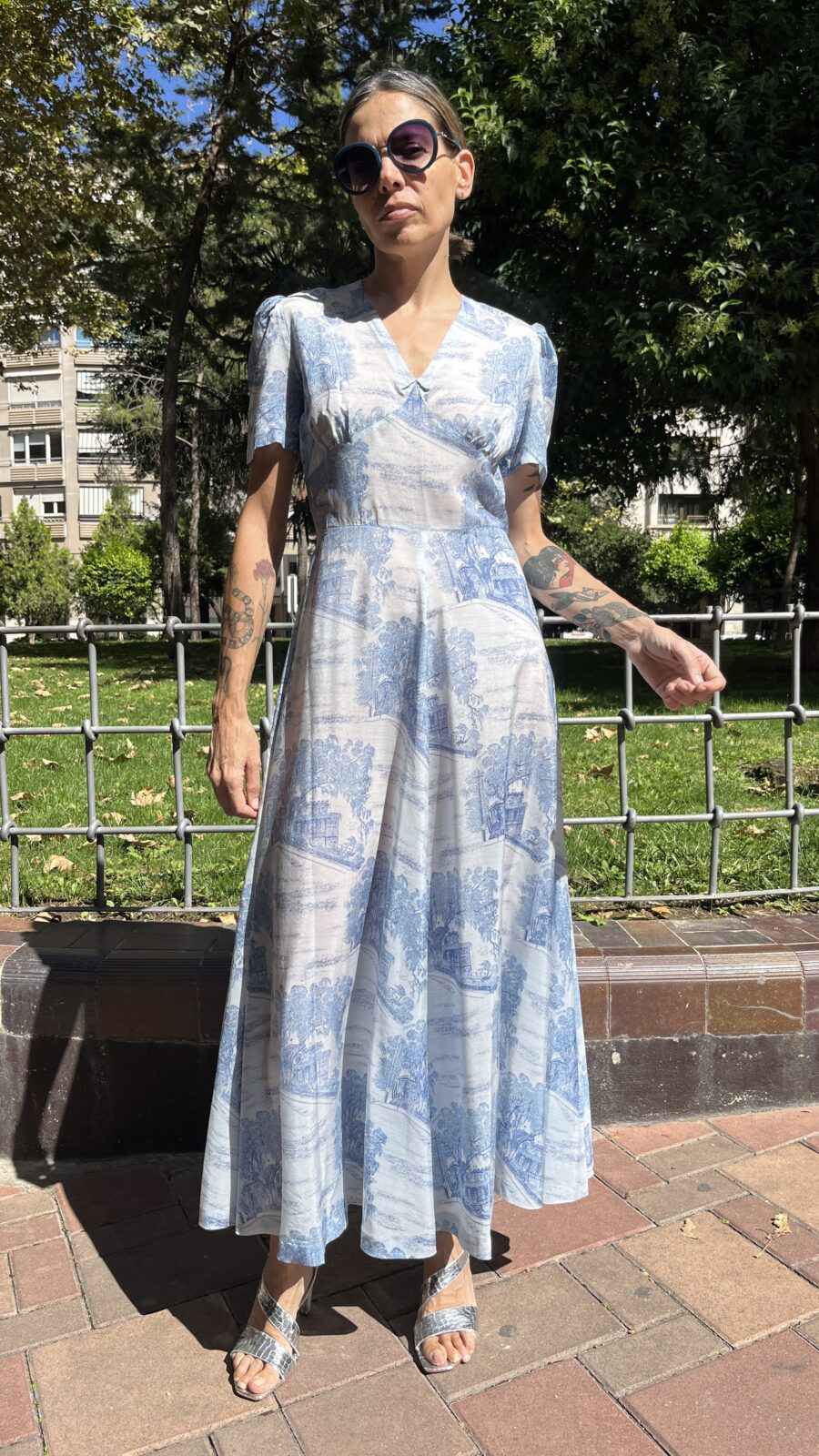 Vestido largo hecho a mano con estampado toile azul años 70 - Imagen 11