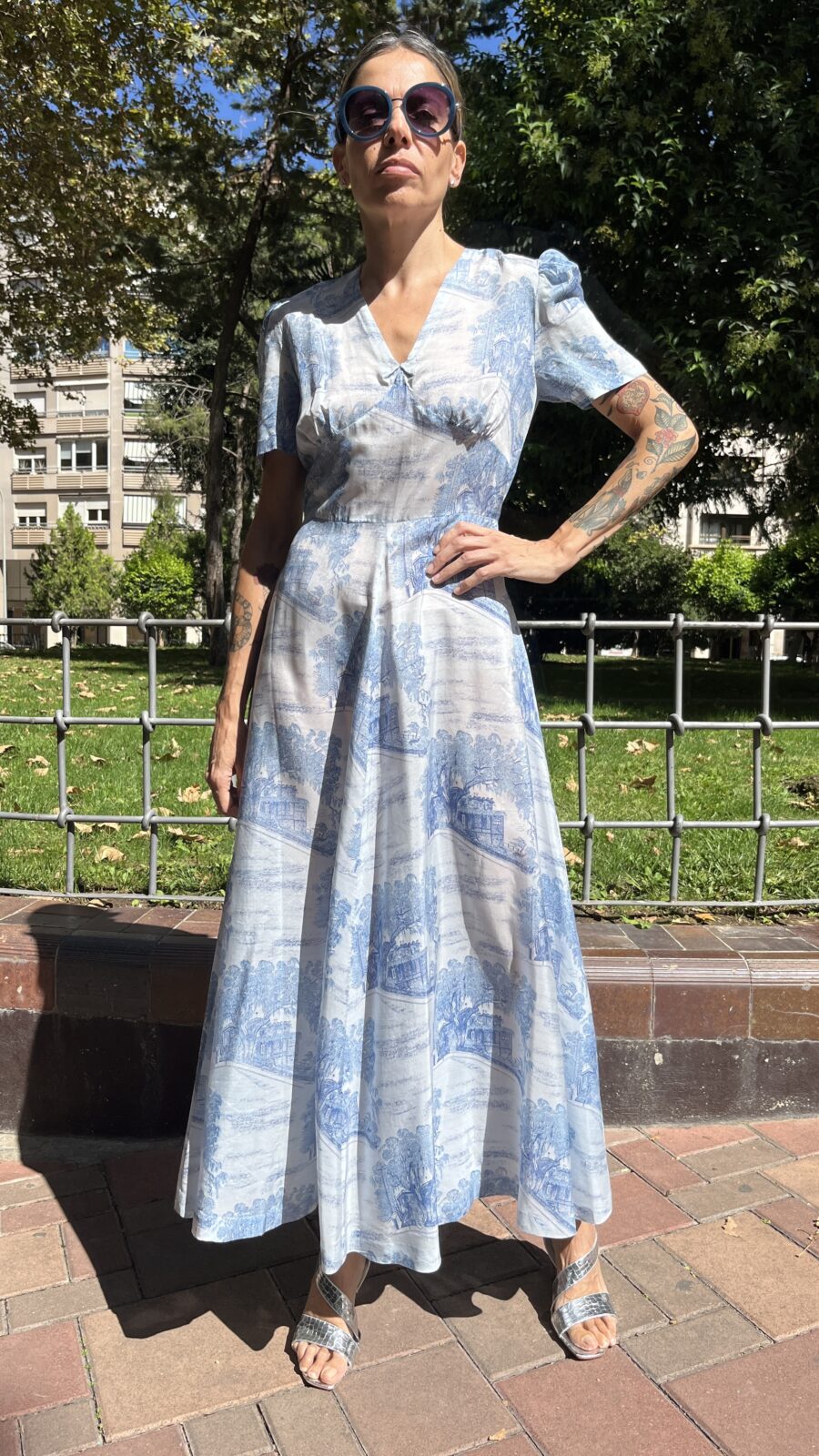 Vestido largo hecho a mano con estampado toile azul años 70 - Imagen 8
