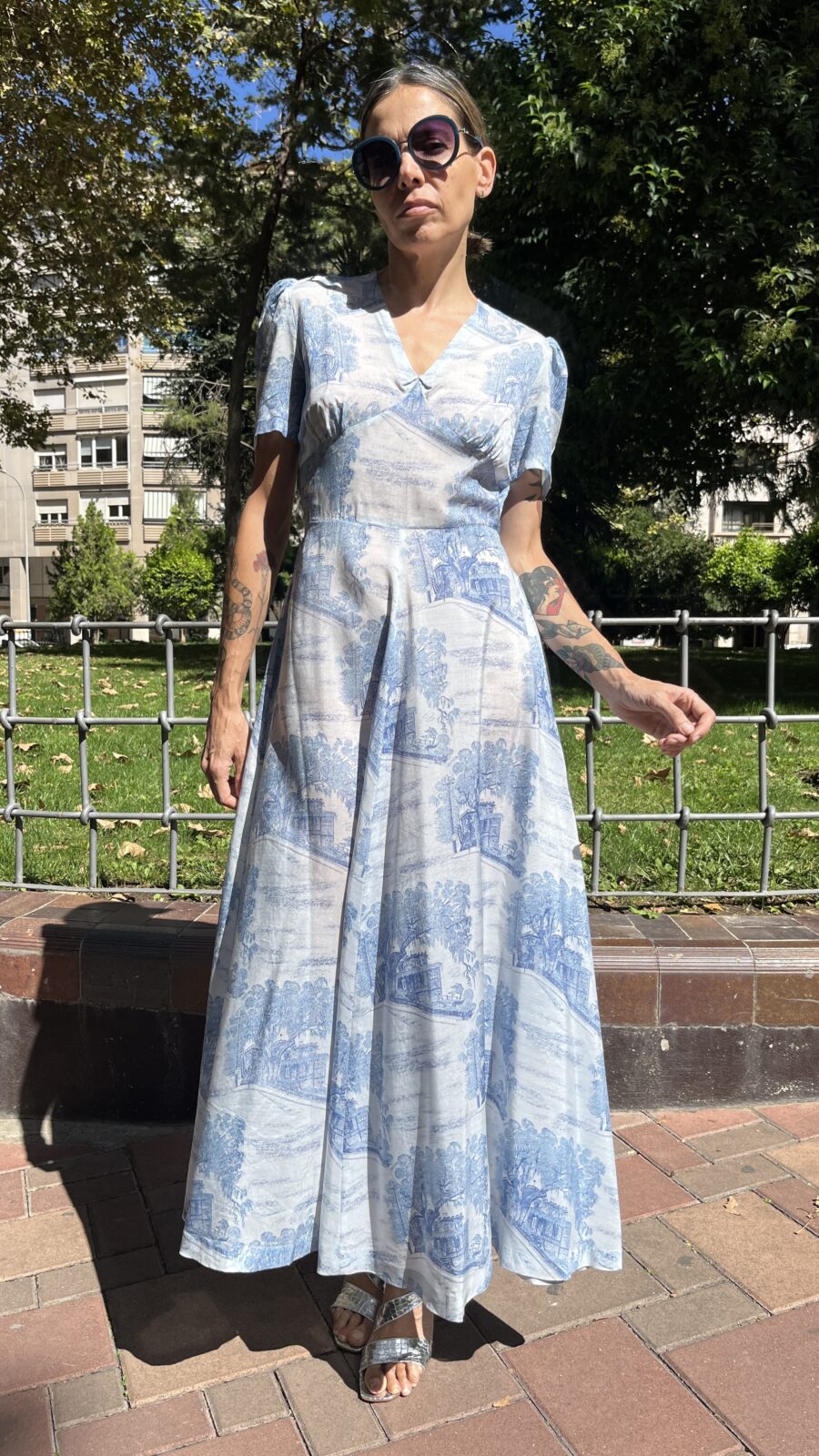 Vestido largo hecho a mano con estampado toile azul años 70 - Imagen 9