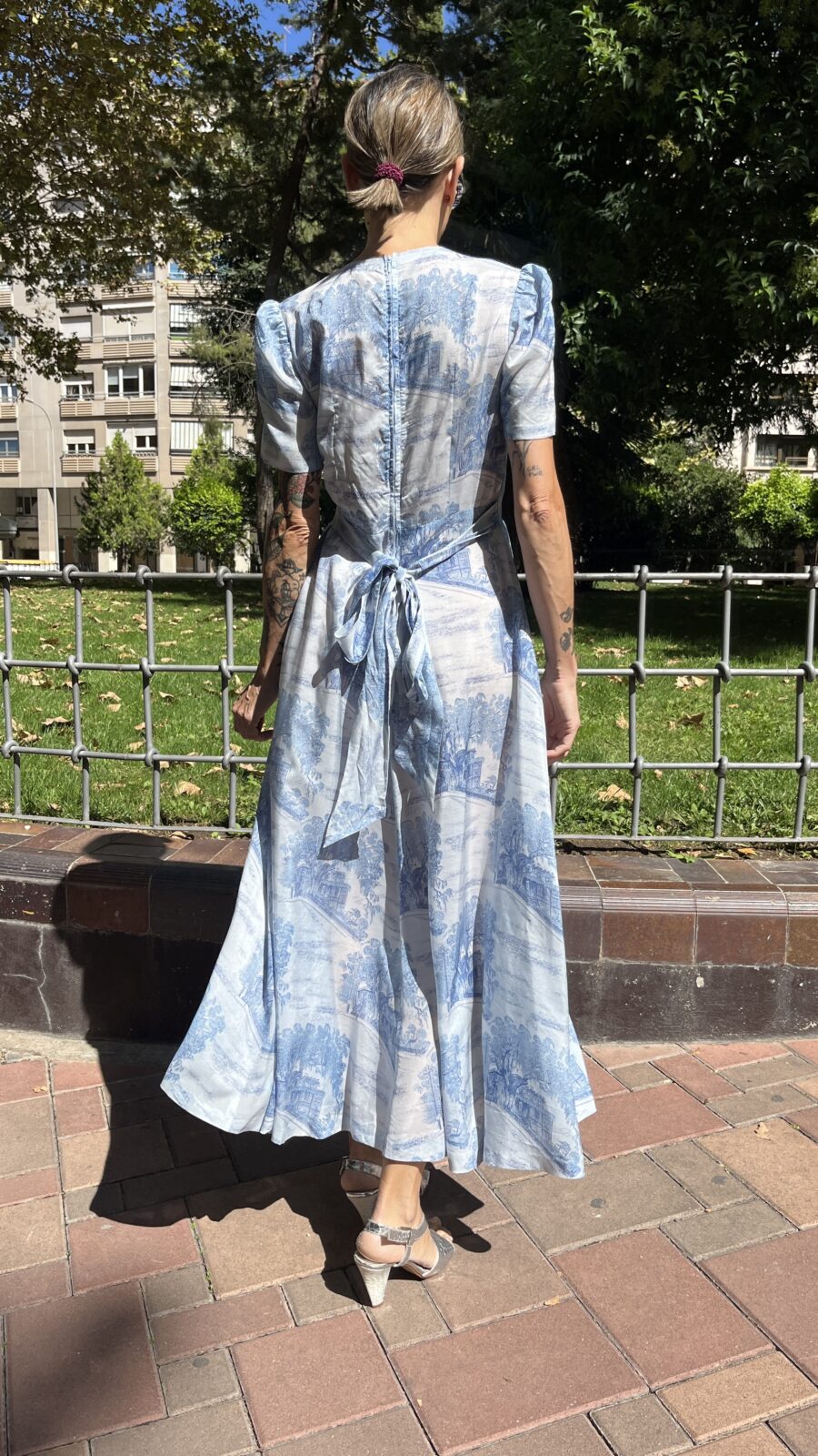 Vestido largo hecho a mano con estampado toile azul años 70 - Imagen 10
