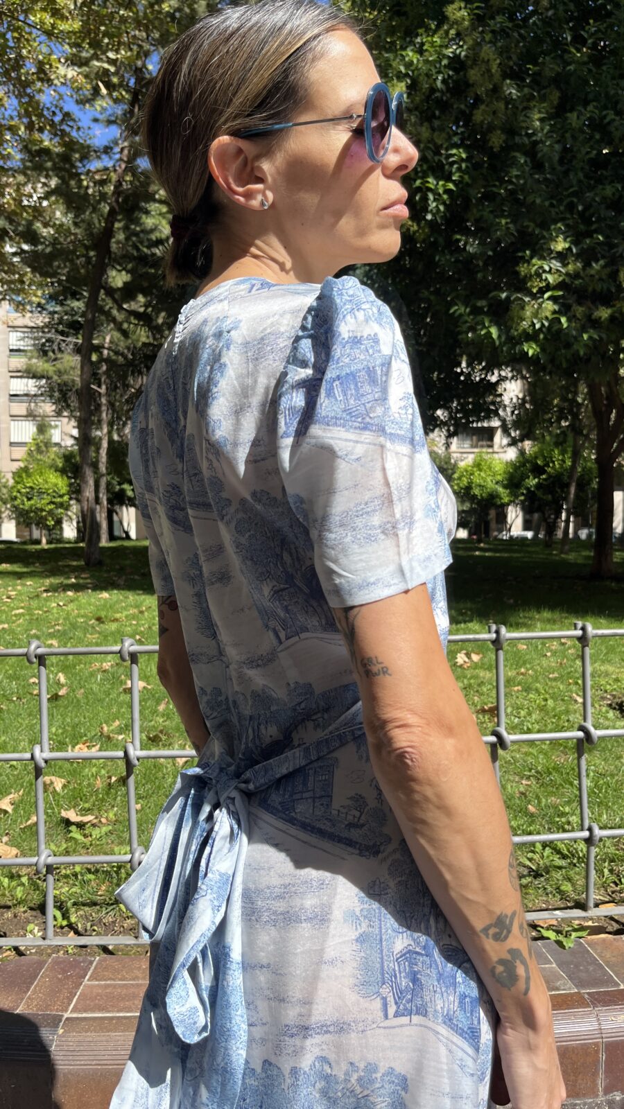 Vestido largo hecho a mano con estampado toile azul años 70 - Imagen 7