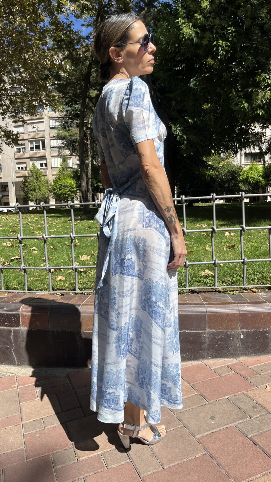 Vestido largo hecho a mano con estampado toile azul años 70 - Imagen 6