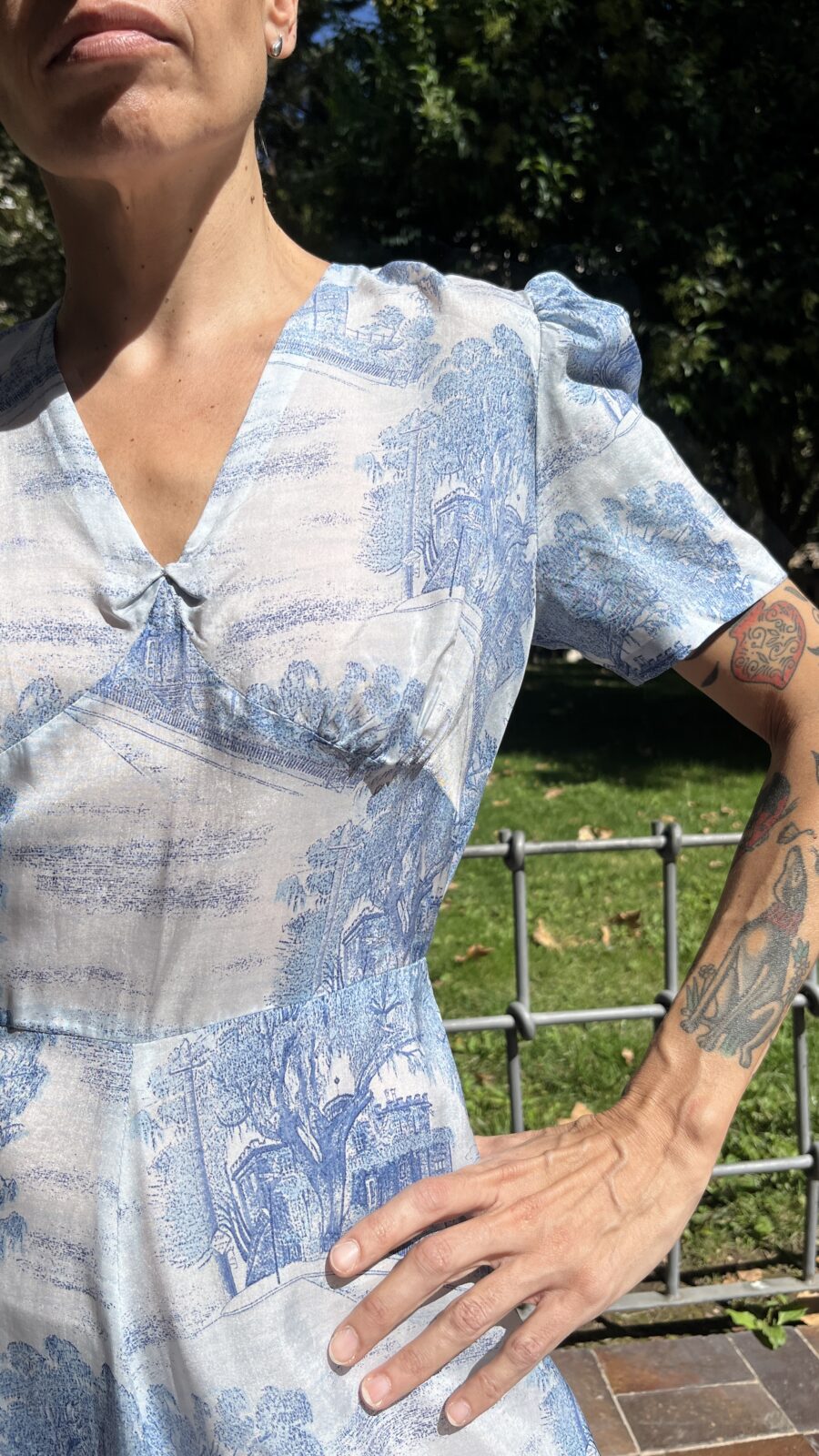 Vestido largo hecho a mano con estampado toile azul años 70 - Imagen 5