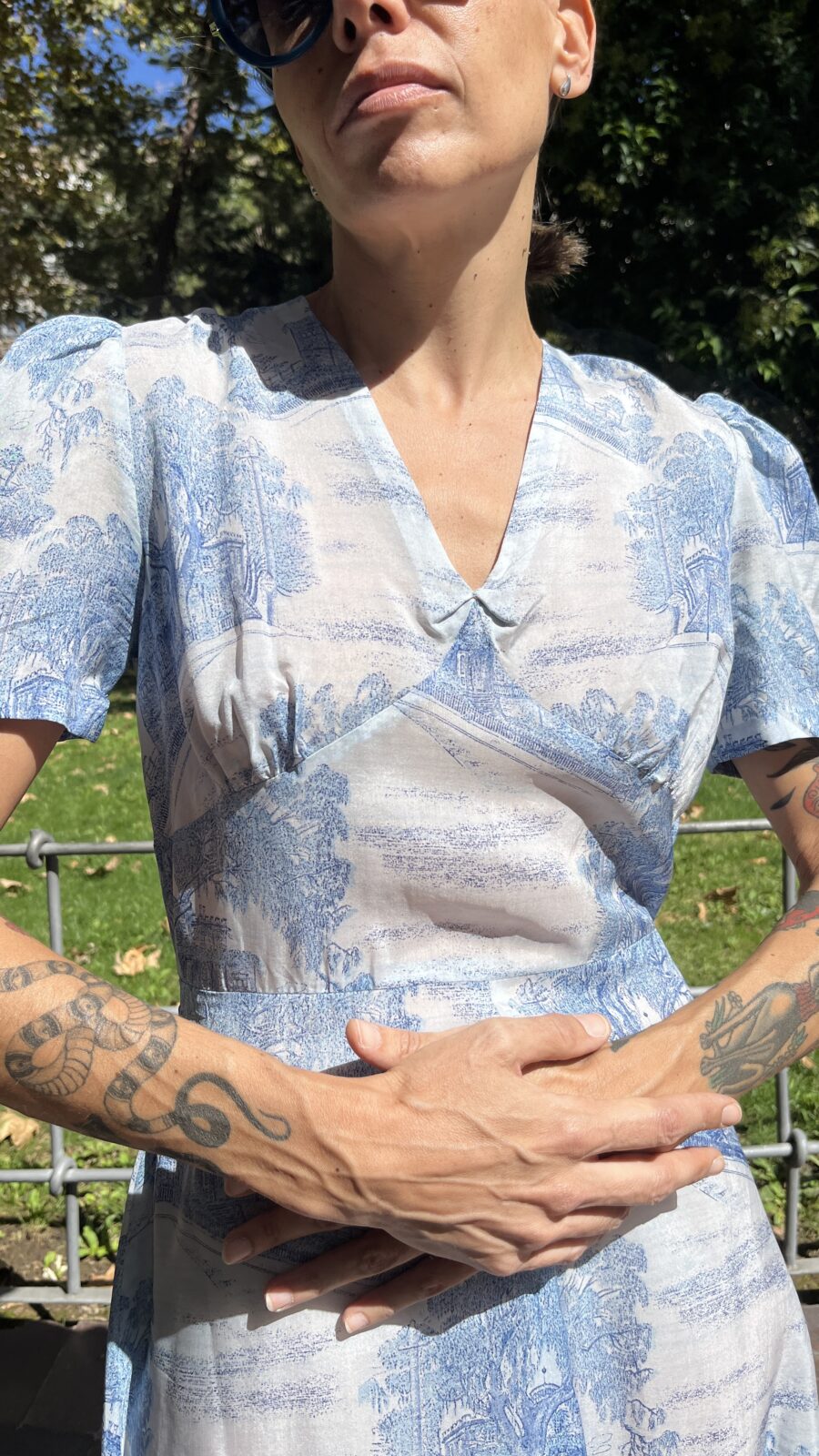 Vestido largo hecho a mano con estampado toile azul años 70 - Imagen 2
