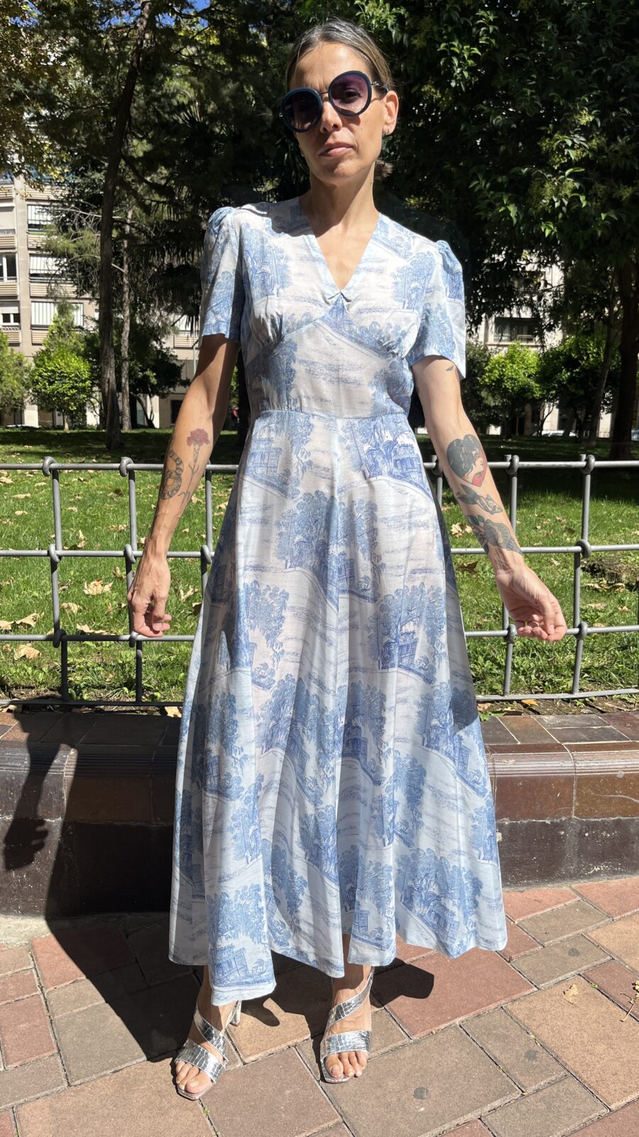 Vestido largo hecho a mano con estampado toile azul años 70 - Imagen 4