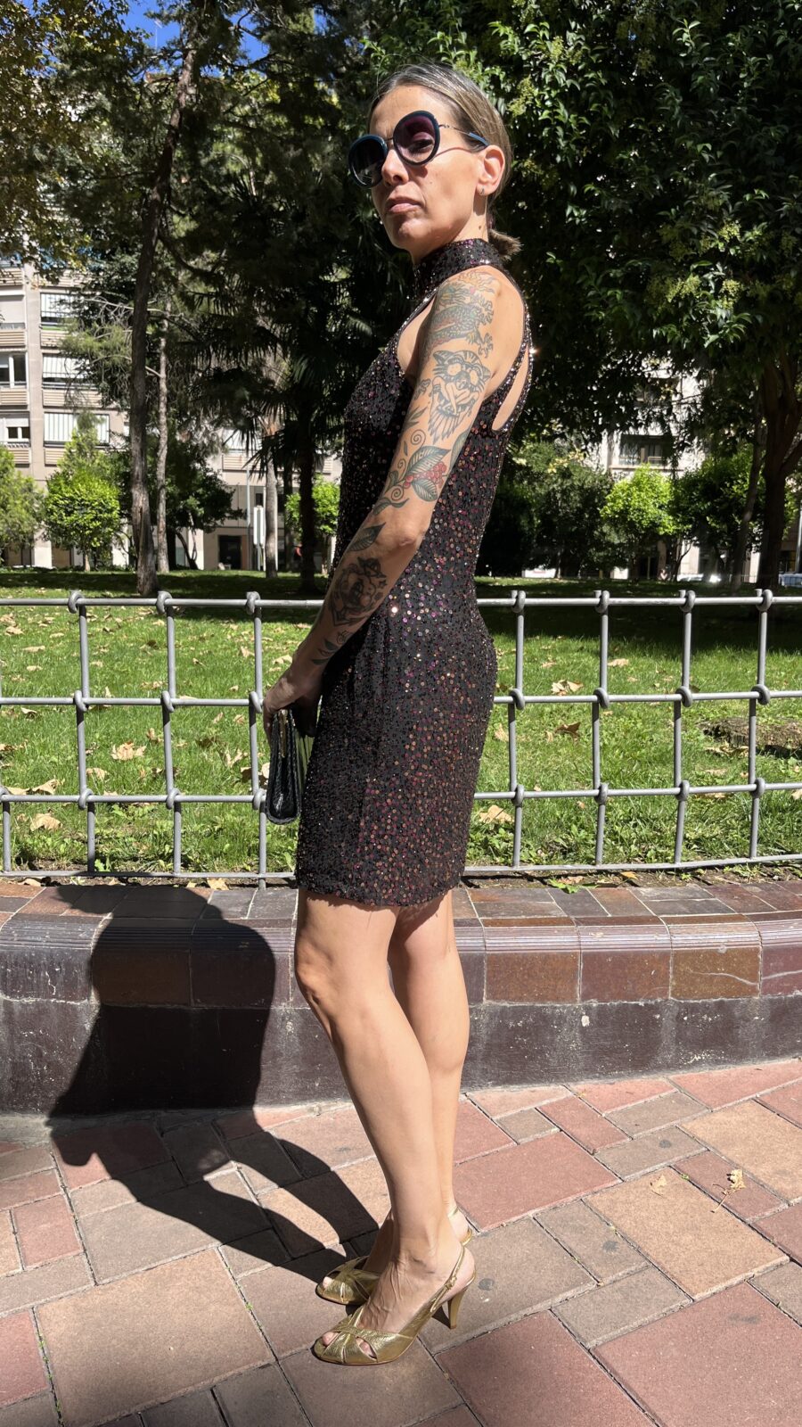 Vestido de fiesta en seda con lentejuelas iridiscentes “Black Tie – Oleg Cassini” finales de los 90 - Imagen 7