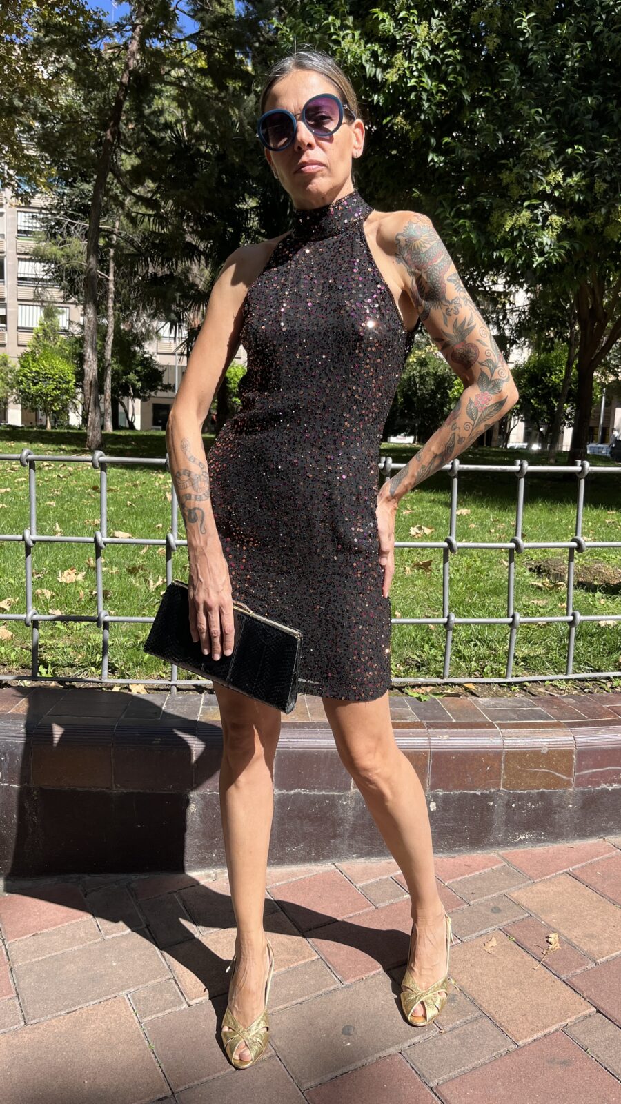 Vestido de fiesta en seda con lentejuelas iridiscentes “Black Tie – Oleg Cassini” finales de los 90 - Imagen 3
