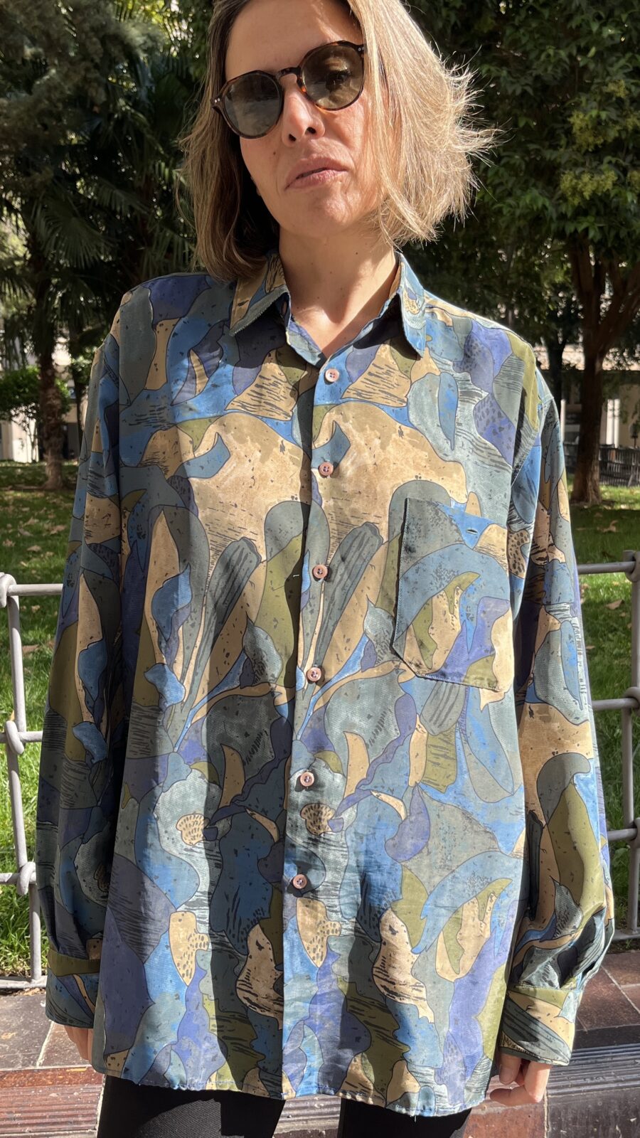 Camisa vintage unisex oversize con estampado abstracto en azules y caquis años 80 - Imagen 8