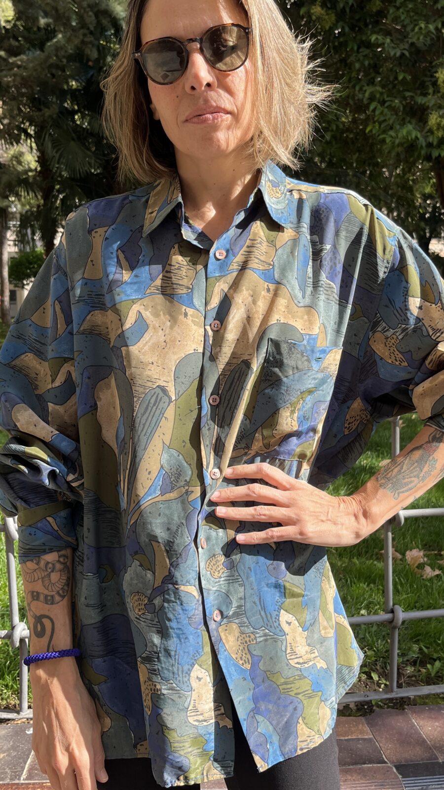 Camisa vintage unisex oversize con estampado abstracto en azules y caquis años 80 - Imagen 2