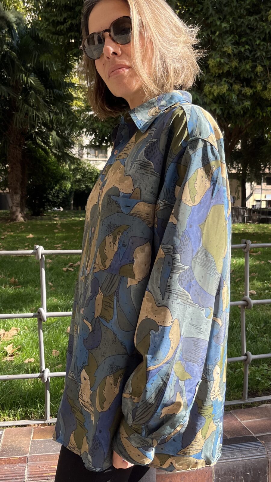 Camisa vintage unisex oversize con estampado abstracto en azules y caquis años 80 - Imagen 5