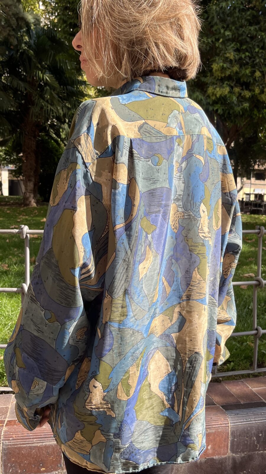Camisa vintage unisex oversize con estampado abstracto en azules y caquis años 80 - Imagen 11