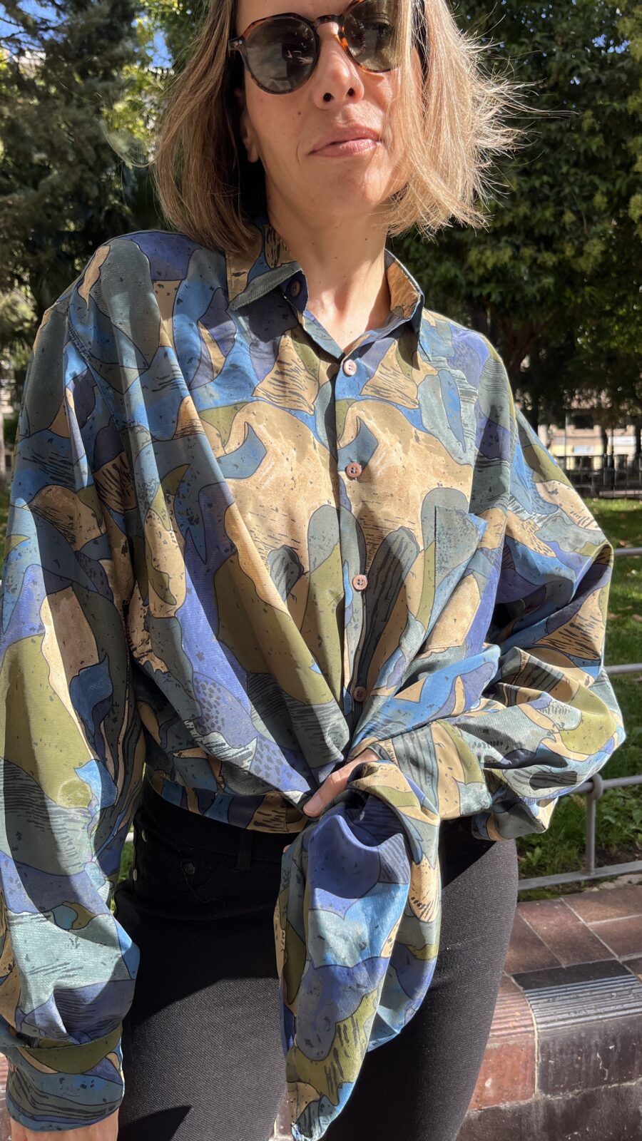 Camisa vintage unisex oversize con estampado abstracto en azules y caquis años 80 - Imagen 10