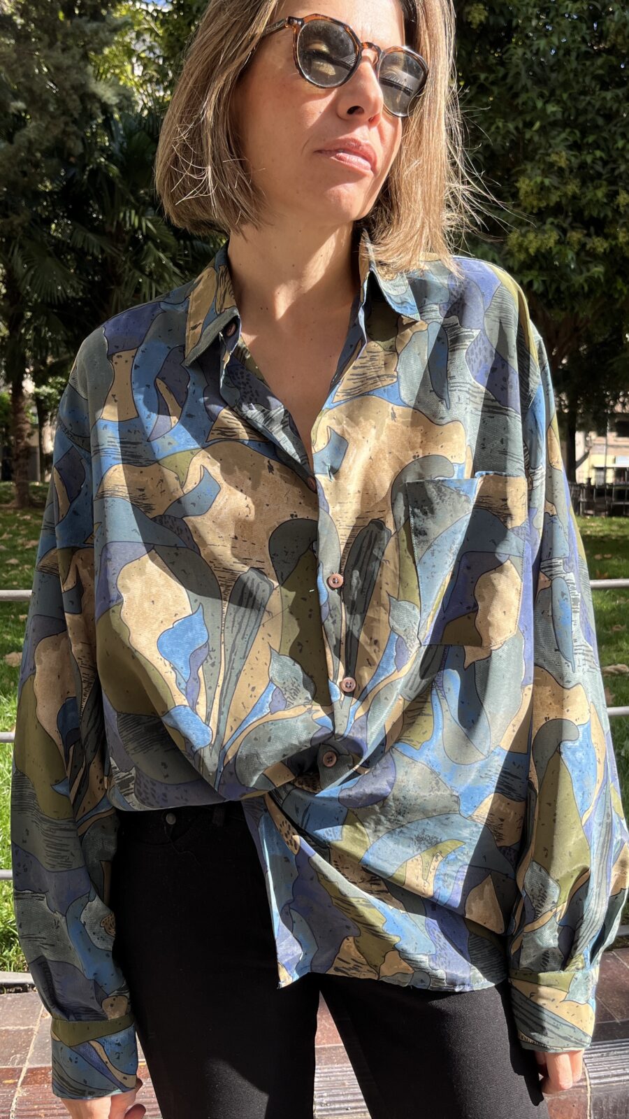 Camisa vintage unisex oversize con estampado abstracto en azules y caquis años 80 - Imagen 3