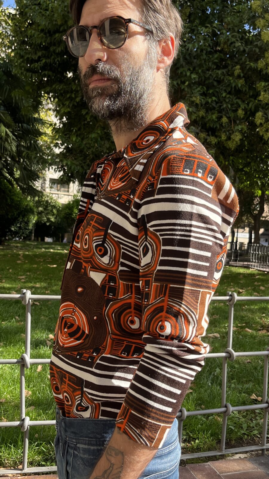 Blusa/polo vintage 70s en Trevira® con estampado geométrico naranja y chocolate - Imagen 9