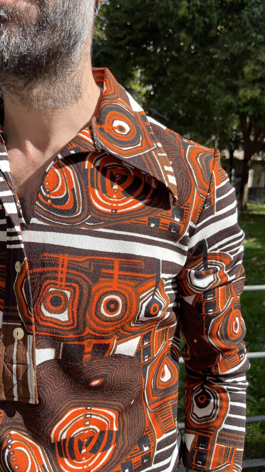 Blusa/polo vintage 70s en Trevira® con estampado geométrico naranja y chocolate - Imagen 5