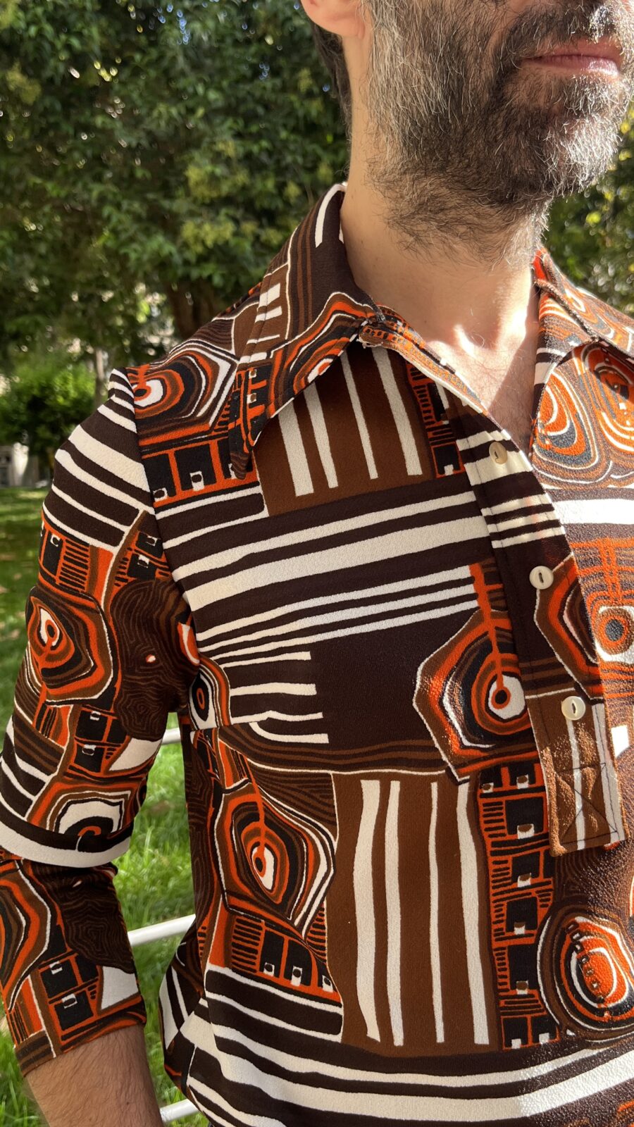 Blusa/polo vintage 70s en Trevira® con estampado geométrico naranja y chocolate - Imagen 4