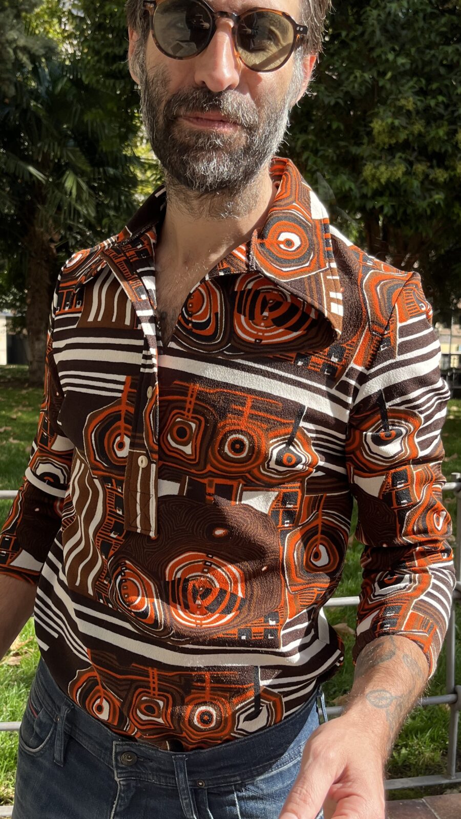 Blusa/polo vintage 70s en Trevira® con estampado geométrico naranja y chocolate - Imagen 3