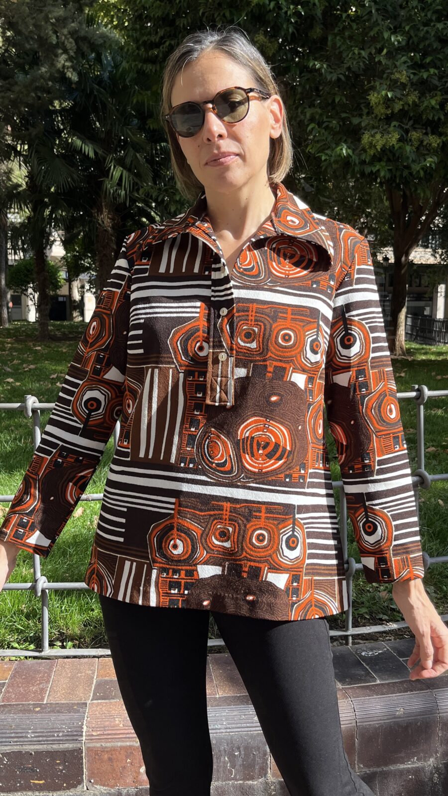 Blusa/polo vintage 70s en Trevira® con estampado geométrico naranja y chocolate - Imagen 2