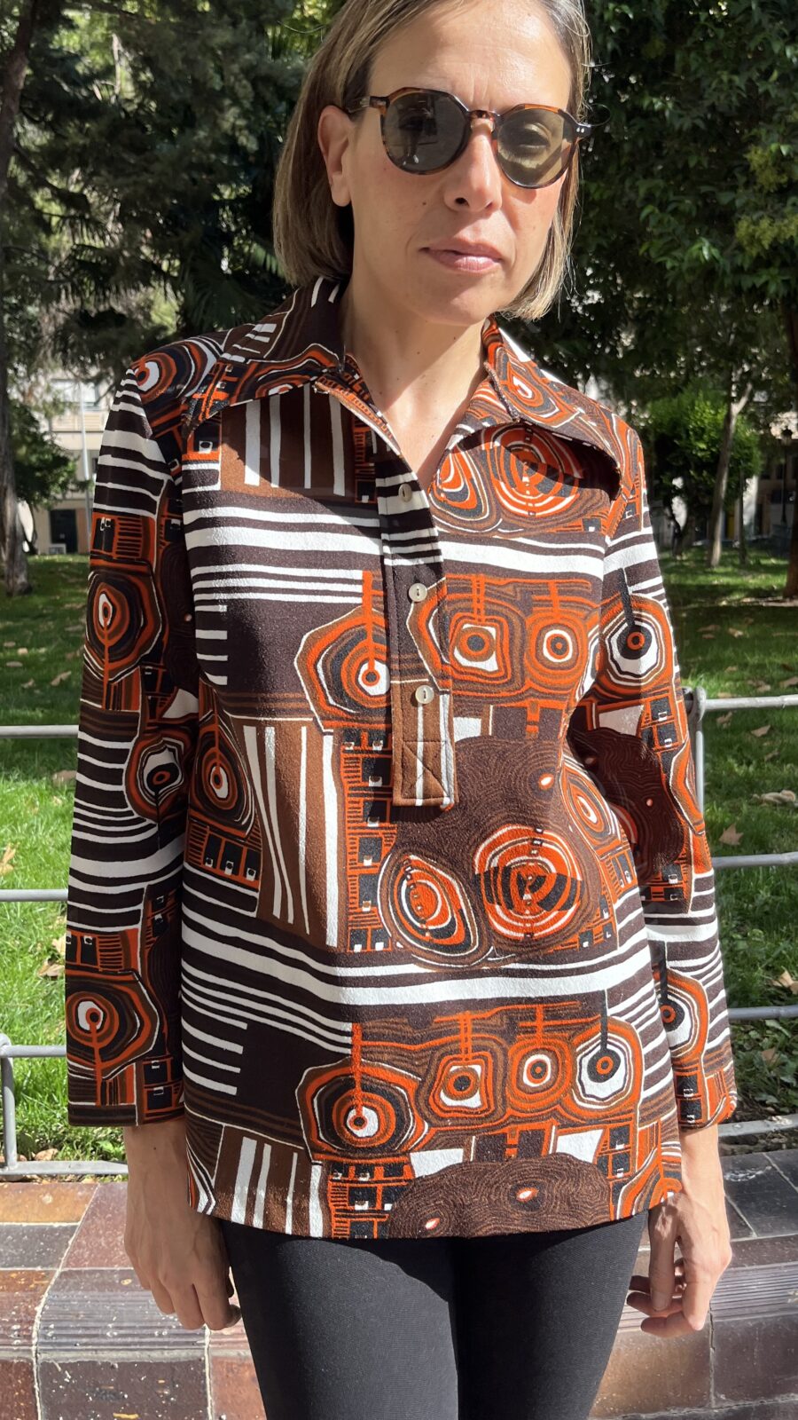 Blusa/polo vintage 70s en Trevira® con estampado geométrico naranja y chocolate - Imagen 6