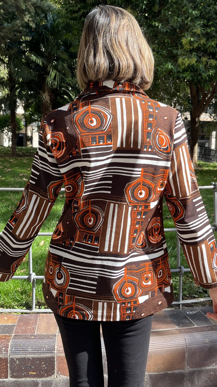 Blusa/polo vintage 70s en Trevira® con estampado geométrico naranja y chocolate - Imagen 11