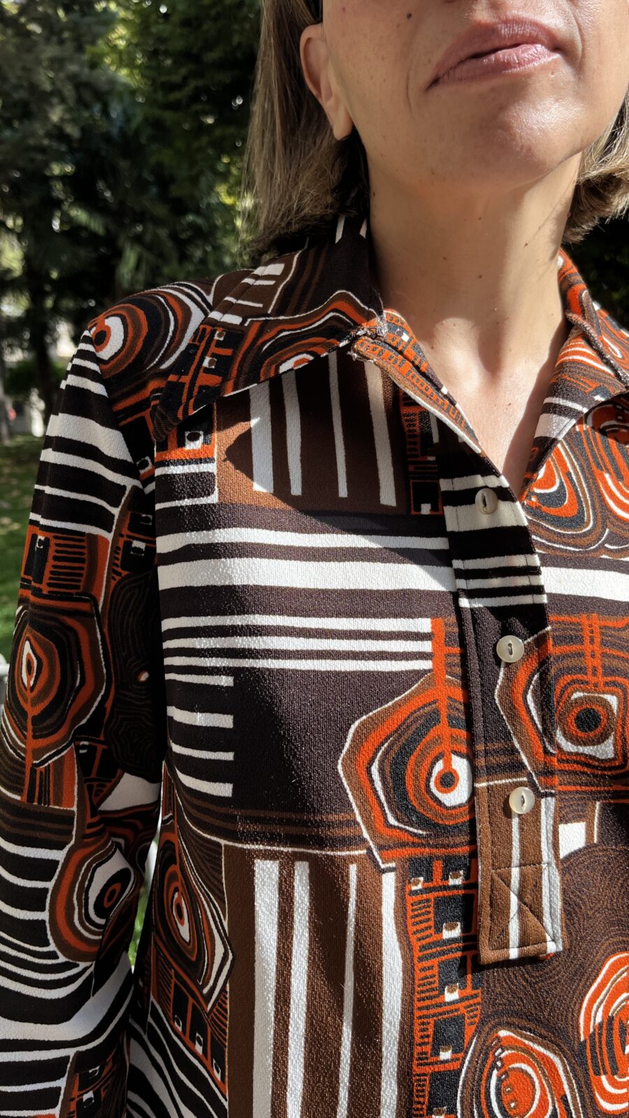 Blusa/polo vintage 70s en Trevira® con estampado geométrico naranja y chocolate - Imagen 8