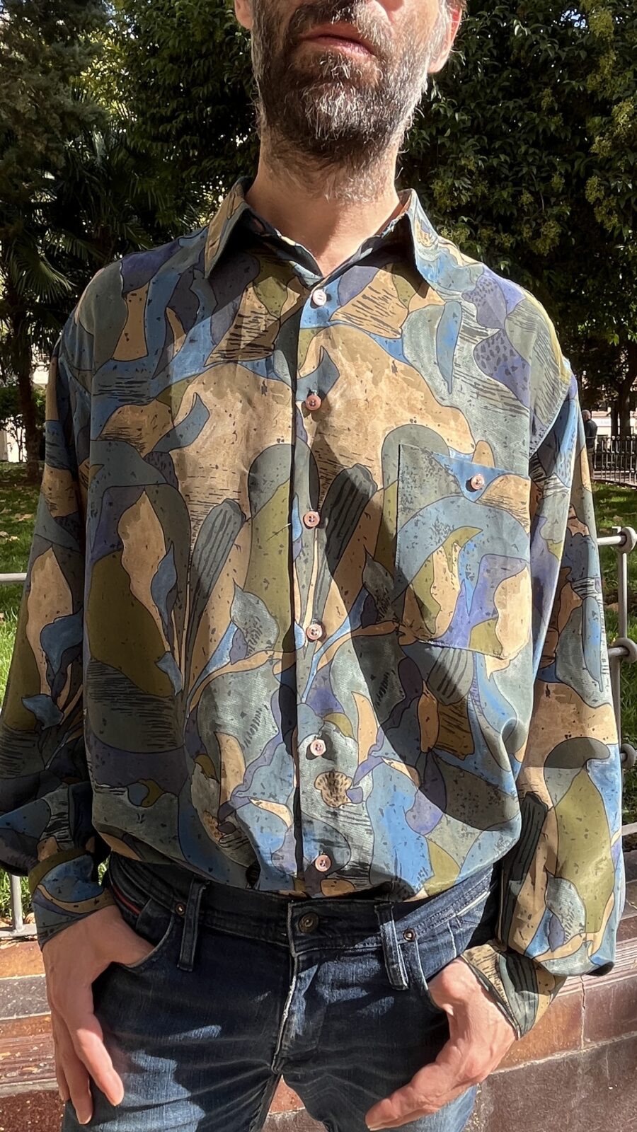 Camisa vintage unisex oversize con estampado abstracto en azules y caquis años 80 - Imagen 4
