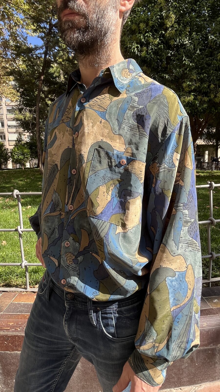 Camisa vintage unisex oversize con estampado abstracto en azules y caquis años 80 - Imagen 9