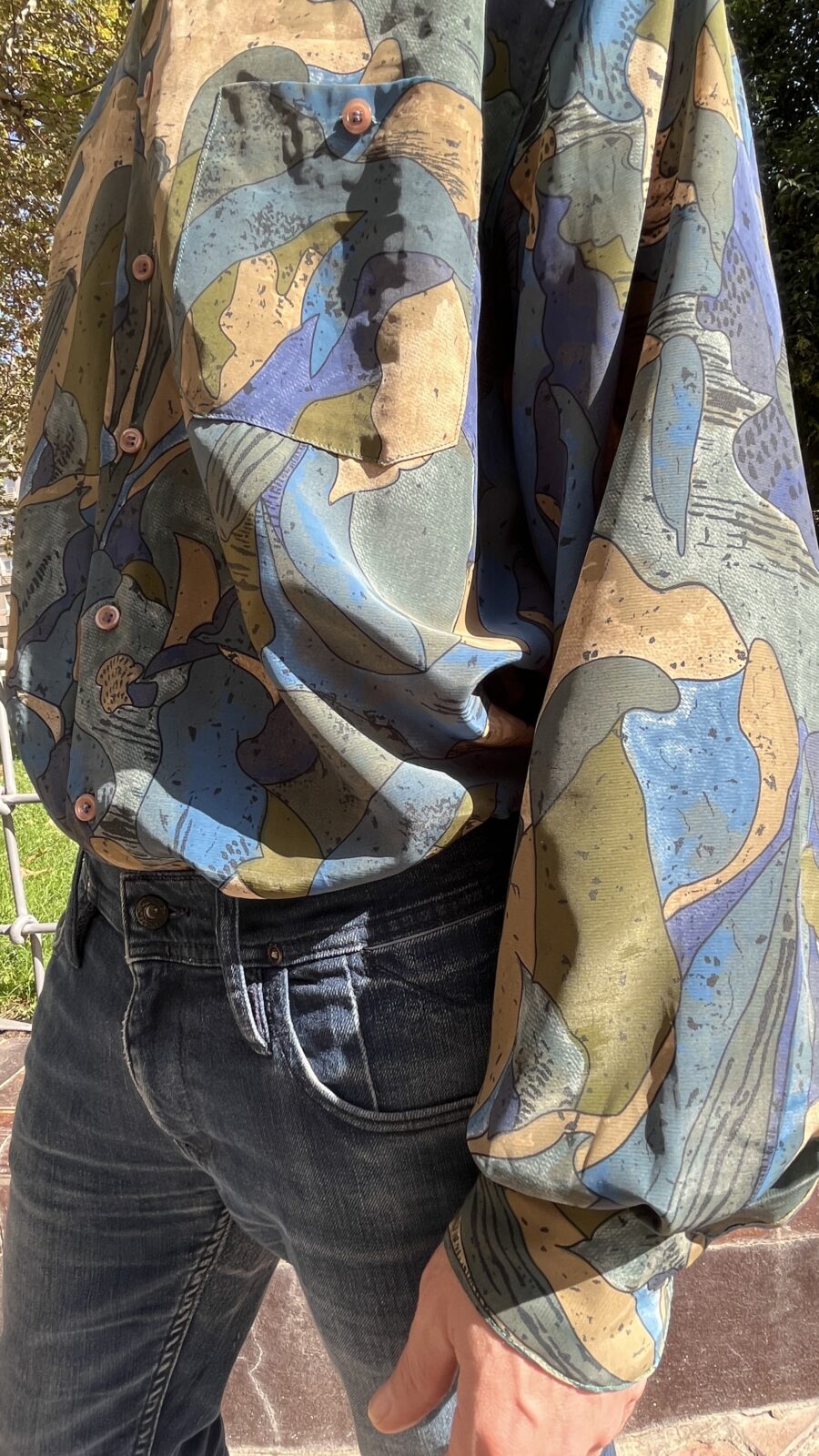 Camisa vintage unisex oversize con estampado abstracto en azules y caquis años 80 - Imagen 6