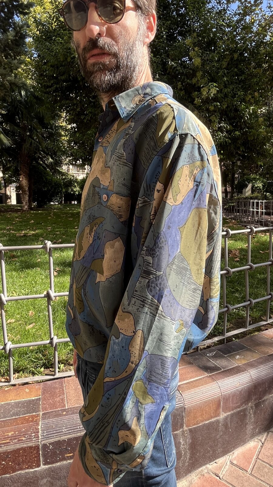 Camisa vintage unisex oversize con estampado abstracto en azules y caquis años 80 - Imagen 7