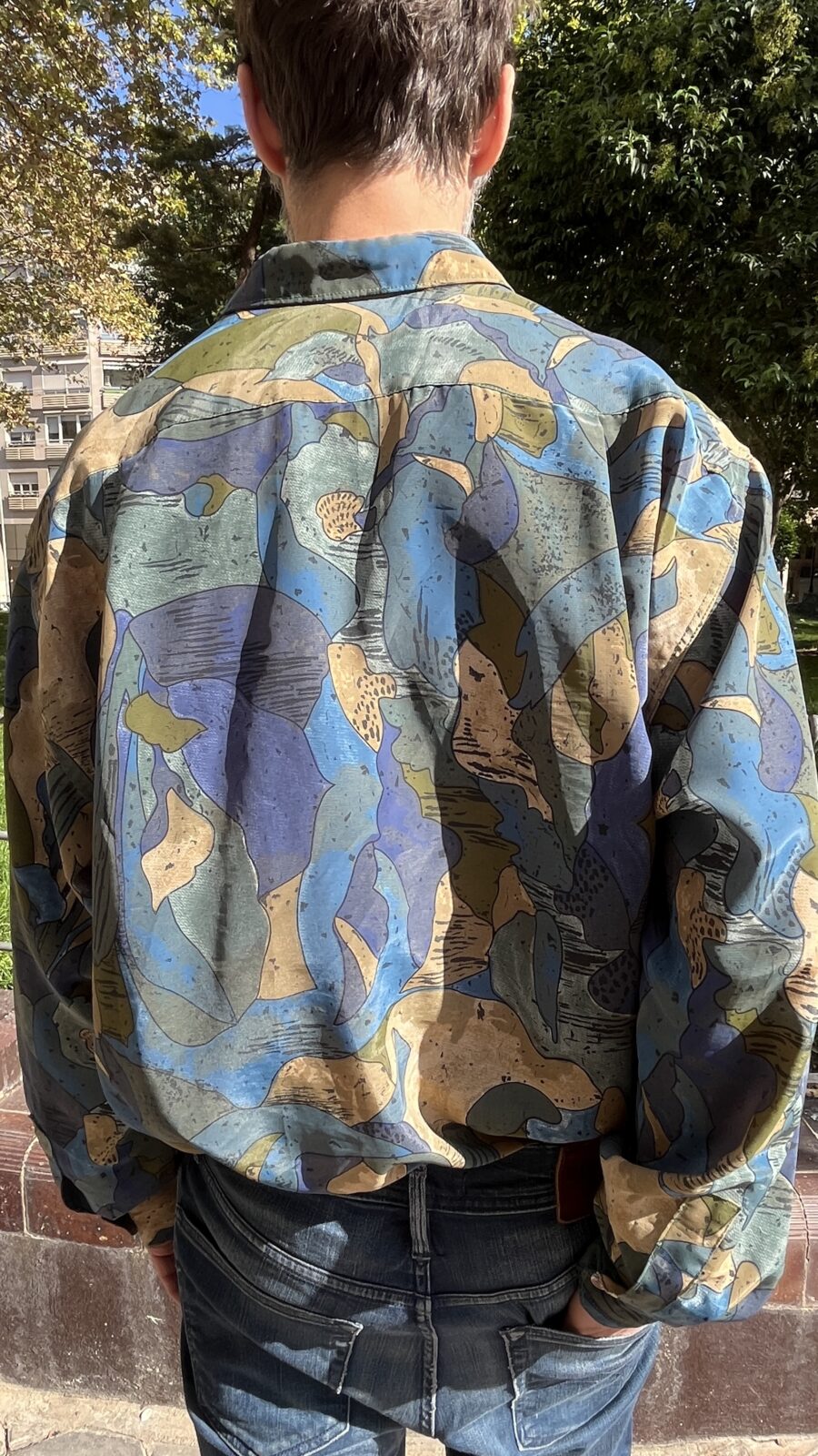 Camisa vintage unisex oversize con estampado abstracto en azules y caquis años 80 - Imagen 12