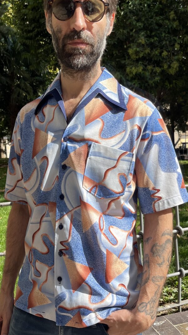 Camisa vintage manga corta con estampado geométrico azul y teja