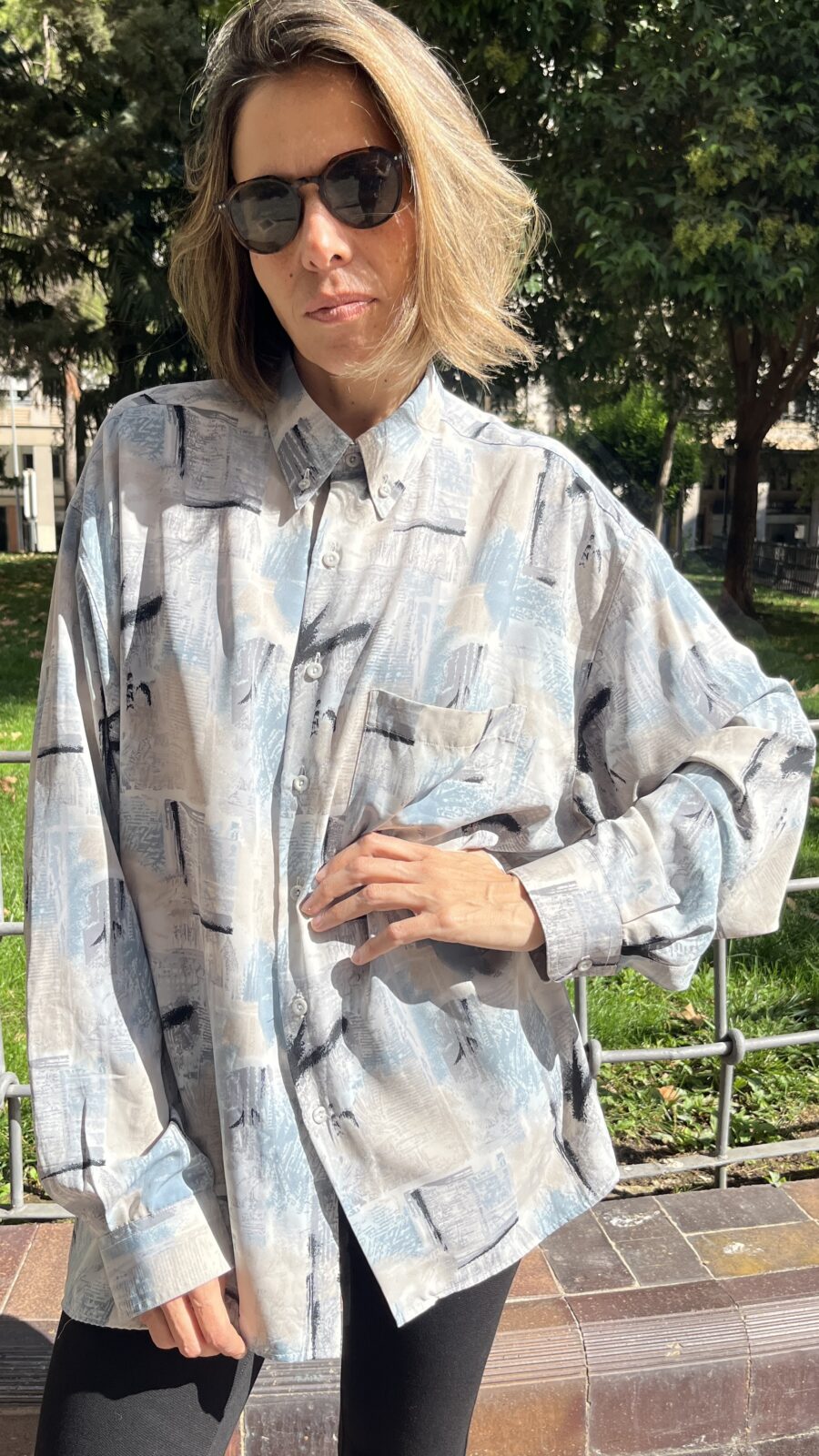 Camisa vintage unisex oversize con estampado abstracto frío años 90 - Imagen 8